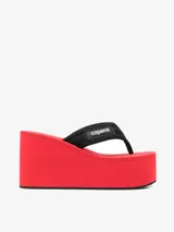 Sandalias de plataforma alta con cuña en color rojo, con tiras acolchadas estilo ojota en color negro y parche con el logo de Coperni.