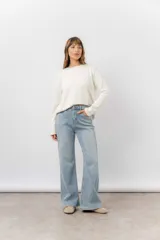 Jean wide leg de tiro alto con calce relajado, costura frontal decorativa y bolsillos funcionales. Confeccionado en denim con interior afelpado para mayor abrigo.