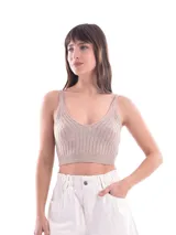 Musculosa corta tejida color rosado con breteles finos y escote en V.