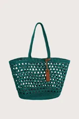 Bolsa tipo tote tejida en crochet con diseño de calados triangulares en color verde. Cuenta con doble asa superior y un detalle de etiqueta colgante en cuero sintético color marrón.