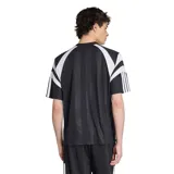 Remera deportiva Adidas modelo M Tiro Jrsy, color negro con detalles en blanco. Presenta rayas verticales sutiles, diseño de bloques en los hombros e inscripción grande de la marca en el pecho.