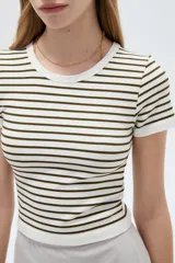 Remera de manga corta de poliamida, con diseño de rayas horizontales, corte al cuerpo y cuello redondo.