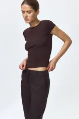 Pantalón cigarette tobillero de tejido elástico, con cintura estándar, cierre con corchete oculto, bolsillos al bies y piernas ajustadas.