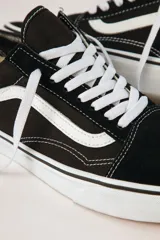 Championes Vans modelo Old Skool de silueta baja, confeccionados en gamuza y lona resistente. Presentan la icónica franja lateral Sidestripe en color blanco, cordones al tono y suela de goma vulcanizada con patrón waffle característico de la marca.