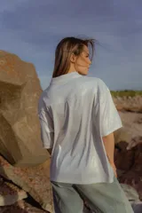 Remera blanca de rib con lurex dorado, corte oversize y doble cuello polo.