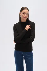 Remera negra de manga larga, cuello alto y corte ajustado.