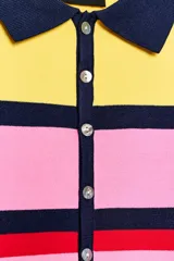 Top de punto de manga corta con cuello polo y cierre frontal de botones, con diseño de franjas horizontales multicolor en tonos amarillo, rosado, azul marino, rojo y verde.