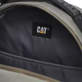 Mochila Caterpillar modelo Explorer Backpack, color verde oliva/taupe, con diseño aerodinámico. Cuenta con compartimento principal con bolsillo acolchado para laptop, bolsillo frontal con cremallera y cordón, bolsillos laterales de malla, y correas de hombro y panel trasero acolchados. Fabricada en poliéster reciclado.