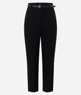Pantalón carrot sastrero negro de talle alto, confeccionado en crepé con elastano. Presenta trabillas en la cintura y viene acompañado de un cinturón fino con hebilla metálica dorada. Su diseño es de corte relajado en las caderas y levemente cónico hacia los tobillos.