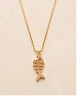 Collar de bronce dorado con cadena fina y dije en forma de esqueleto de pescado con incrustaciones de circonia.
