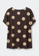 Blusa de manga corta con cuello redondo y estampado de cuadrícula blanca sobre fondo color tostado.