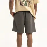 Short color beige con cintura elastizada y cordón ajustable.