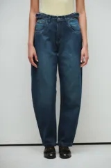 Pantalón de jeans azul oscuro, de tiro medio y corte holgado, estilo carpintero.
