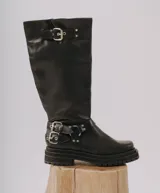Bota alta de cuero negro con suela track, caña alta con hebilla superior y doble hebilla inferior.