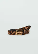 Cinturón de cuero vacuno con pelo, estampado de leopardo, con hebilla metálica dorada.