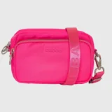 Cartera tipo bandolera de tamaño compacto, confeccionada en material sintético de color fucsia vibrante. Presenta cierre metálico en el compartimento principal, bolsillo frontal con cierre y correa ajustable con logo grabado. Incluye herrajes metálicos y tarjetero interior.
