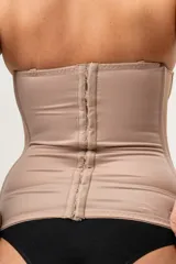 Corset modelador color piel, con copa y aro, ballenas y breteles elásticos regulables desmontables. Confeccionado en tela de faja reforzada con fibra LYCRA® XTRA LIFE™ y ganchos reforzados en la espalda.