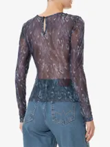 Top de tul elástico con estampado abstracto azul, escote redondo, mangas largas, tejido transparente, abertura trasera con cierre de botón, etiqueta metálica de la marca en la espalda, abertura frontal con busto drapeado y bajo delantero alargado.