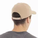 Gorra deportiva Merrell de seis paneles, color beige, con visera curva y logo reflectante en el panel frontal.