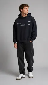Hoodie negro de corte relajado, con capucha, mangas largas y múltiples estampados tipográficos en el pecho.