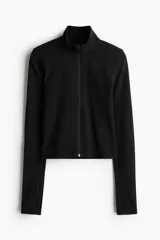 Campera deportiva corta de color negro con cierre frontal, cuello alto y mangas largas con abertura para el pulgar.