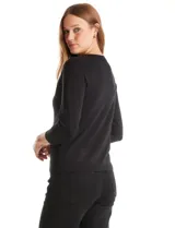 Buzo de tejido fino color beige, con cuello redondo, mangas tres cuartos y diseño raglán.