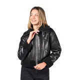 Campera de cuero sintético negro con interior y detalles de corderito sintético en cuello, puños y ruedo. Presenta cierre frontal metálico y bolsillos laterales con cierre.
