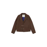 Chaqueta work jacket marrón de Eme Studios, con solapas, cierre frontal con hebillas metálicas de gancho y bolsillos ribeteados. Interior forrado en color azul.