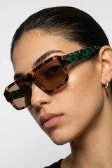 Lentes de sol Wingman con armazón rectangular de carey marrón y patillas estampadas en tonos verdes.