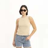 Musculosa beige de punto acanalado, con cuello redondo y logo bordado en el pecho.