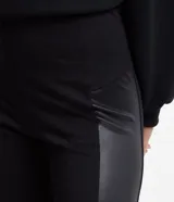 Pantalón legging negro de tiro alto, confeccionado en malla ponto roma, con cintura elástica y bandas laterales de acabado efecto cuero (cirre).