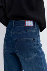 Pantalón de jean corte regular con diseño de pierna ancha y tiro medio, confeccionado en denim azul clásico.