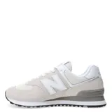 Championes urbanos New Balance modelo 574, color gris claro con detalles en blanco. Confeccionados en una combinación de gamuza y malla, presentan el logo N característico en los laterales y entresuela con tecnología ENCAP para mayor amortiguación.