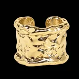 Anillo ancho de bronce con diseño orgánico y acabado brillante, de superficie irregular y textura texturizada.