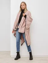 Ruana de tejido suave color azul oscuro, con vivos de ecocuero negro en los bordes.