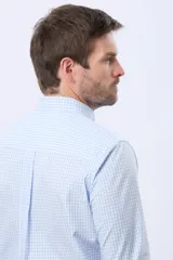 Camisa de manga larga con diseño de cuadros vichy en color verde y blanco, cuello abotonado y cierre frontal con botones.