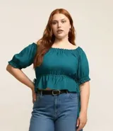 Blusa color verde azulado con escote bardot, mangas cortas abullonadas con elástico y cintura con lazo ajustable.