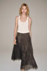 Falda midi de tiro medio de la colección ZARA Woman, confeccionada en mezcla de lyocell con acabado fluido y bajo en línea evasé. Cuenta con forro interior a tono y cierre lateral con cremallera oculta.