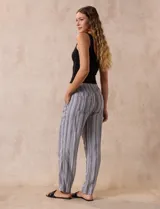 Pantalón celeste de lino marca Dash, con pretina elastizada, lazo de ajuste y bolsillos delanteros y traseros.
