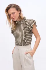 Remera bordó con rayas verticales blancas, de manga corta con volados, cuello alto fruncido y cierre lateral de botones con detalles de volados.