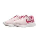 Championes Nike Revolution 6 NN de running, color rosa claro con logo en fucsia y suela blanca. Diseño ligero y transpirable con malla técnica.
