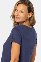 Remera de manga corta y cuello redondo, color verde menta jaspeado.