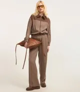 Pantalón recto de sastrería con cintura elástica y estampado de cuadros en tonos marrón y beige.