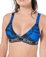 Conjunto de bikini azul con estampado abstracto en negro, con elástico negro con la inscripción "BOHO" en blanco.