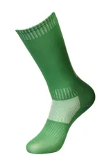 Media deportiva de fútbol color verde, con zonas de tejido reforzado y transpirable en el empeine y el talón.