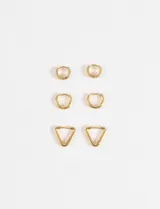 Set de tres pares de aros tipo argolla en acero quirúrgico dorado, con diseños circulares de distintos tamaños y triangulares.