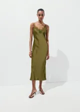 Vestido midi de tejido satinado color verde militar, con diseño entallado, cuello en pico adornado con un delicado panel de encaje, tirantes finos y sin mangas.