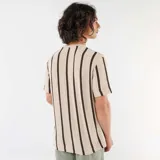 Camiseta de punto de manga corta y cuello redondo, de color beige con rayas verticales marrones.