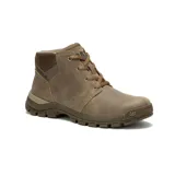 Bota tipo chukka de cuero color marrón, con cordones al tono, cuello acolchado y suela de goma dentada con gran tracción. Presenta el logo de la marca grabado en el lateral y en la puntera.