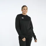 Buzo gris melange de corte clásico, cuello redondo y puños acanalados. Logo de Umbro bordado en el pecho.